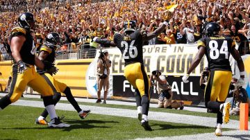 Le'Veon Bell #26 de los Steelers de Pittsburgh celebra su touchdown durante el segundo cuarto contra los Browns de Cleveland en el Heinz Field.