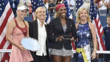 Serena luce su brazalete de oro junto a Martina Navratilova y Chris Evert, además de su rival Caroline Wozniacki.