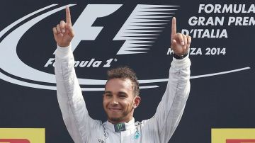 Hamilton en el podio de Monza.