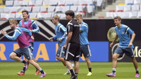 El seleccionador de Alemania, Joachim Löw (centro), junto a sus jugadores André Schürrle, Mario Gómez y Toni Kroos.