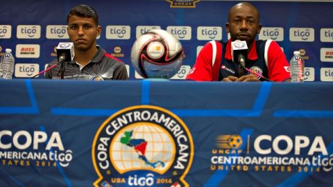 Johan Venegas y Paulo Wanchope atienden a los reporteros en la sala de prensa del Cotton Bowl Stadium.