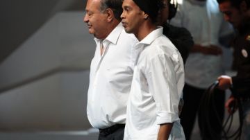 Ronaldinho Gaúcho (d), junto a Carlos Slim, el hombre más rico del mundo e inversionista en los 'Gallos Blancos' del Querétaro, en el Foro México Siglo XXI, en la capital mexicana.