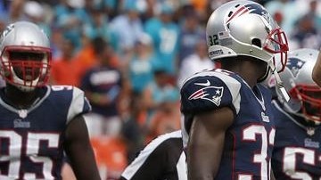 Jason Trusnik (i) de los Miami Dolphins y Anthony Johnson (d) celebran la recuperación del fumble de Johnson.
