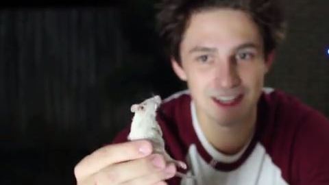 Adrian, es una celebridad de YouTube