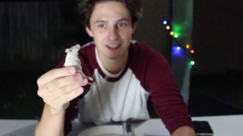 Adrian, es una celebridad de YouTube
