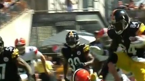 El momento de la 'patada' de Brown.