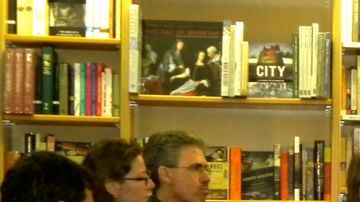 Javier Molea dirige el ciclo en español de McNally Jackson.