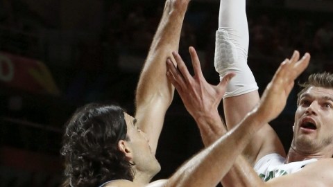 Tiago Splitter (der.) lanza a canasta ante Luis Scola.