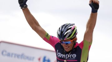 Przemyslaw Niemiec celebra el triunfo en la 15ta etapa de la Vuelta a España.