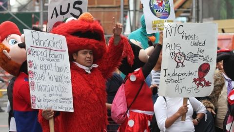Los muñecos se manifestaron en contra del proyecto, argumentando que se trata de una nueva maniobra para impedir su trabajo.