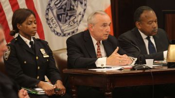 Bill Bratton compareció ante la Comisión de Seguridad Pública del Concejo Municipal.