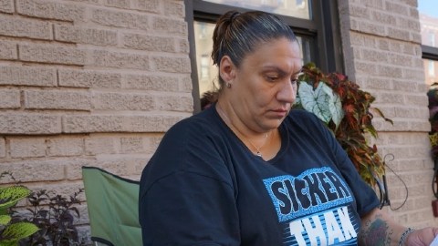 Mary Arroyo, hija de Carmen Pabon, quien murió hace cuatro años pero está registrada para votar.