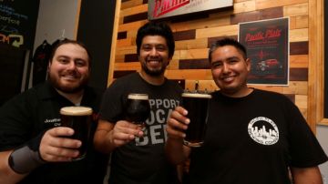 Stephen Kooshian, Steven Cárdenas y Jonathan Parada, propietarios de  Pacific Plate Brewery, localizada en Monrovia.