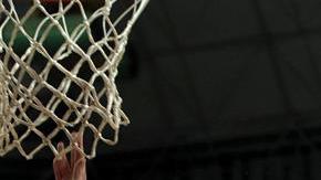 Stephen Curry lanza a canasta ante la mirada de Dragic.