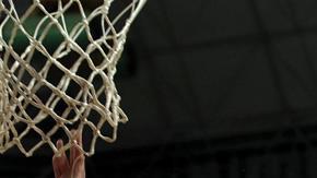 Stephen Curry lanza a canasta ante la mirada de Dragic.