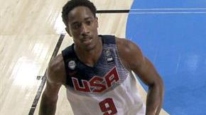 El pívot Gustavo Ayón anota ante la mirada de DeMar DeRozan.