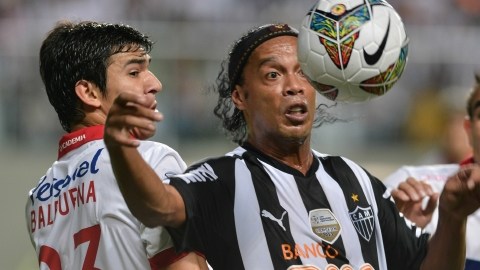 Ronaldinho (centro) sorprendió con su llegada a México.