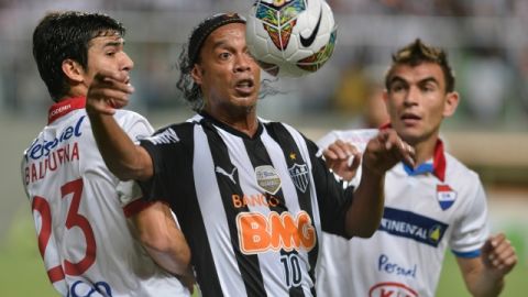 Ronaldinho (centro) sorprendió con su llegada a México.