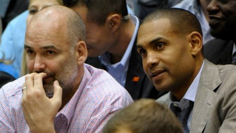 El gerente de los Hawks (izquierda) ha reavivado la polémica racista en Atlanta.