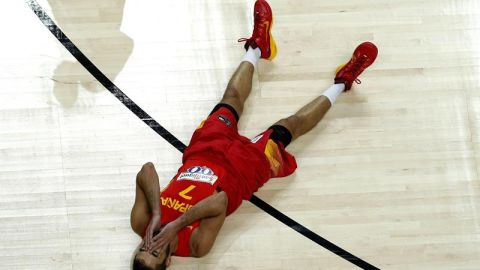 El español Juan Carlos Navarro, en el suelo durante el partido ante Francia.