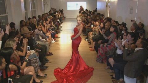 Gloria desfiló con un vestido del diseñador Adolfo Sánchez.