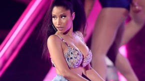 Ambas artistas mostraron mucho el trasero durante sus presentaciones.