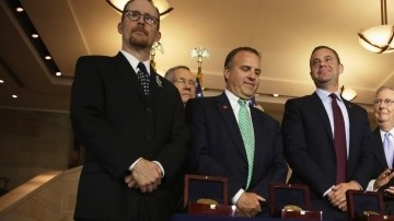 Joseph Daniels (4to I) Presidente y CEO del National September 11 Memorial, el  Presidente del Pentágono Memorial Fund James Laychak (3ro I), y el presidente de Familias del Vuelo 93 Gordon Felt (I) reciben las Medallas de Oro del Congreso.