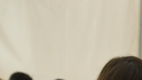 Jamie Greenberg (izq) fue la encargada de crear el maquillaje para el desfile de Denisse Basso.