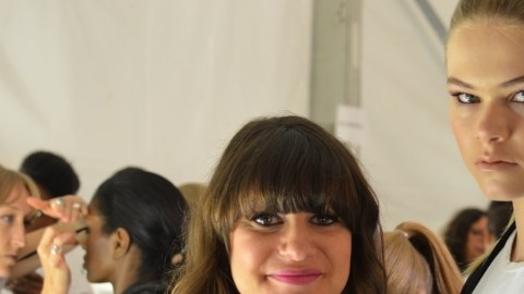 Jamie Greenberg (izq) fue la encargada de crear el maquillaje para el desfile de Denisse Basso.