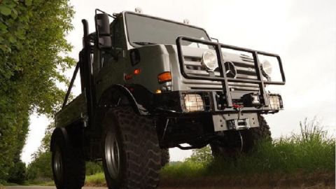 El Unimog de Schwarzenegger contiene un autógrafo.