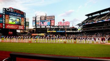 Los Washington Nationals y los Mets de Nueva York, durante la ceremonia por el 13 aniversario del 11-S en Citi Field.