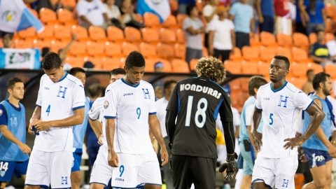 Los  hondureños salen de la cancha  con la cabeza abajo tras caer ante Guatemala.