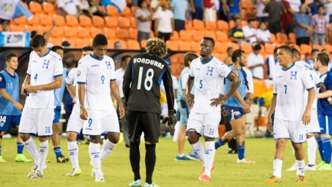 Los hondureños salen de la cancha con la cabeza abajo tras caer ante Guatemala.