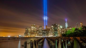El encendido de las luces es un homenaje silencioso a las víctimas de los ataques terroristas en NYC.