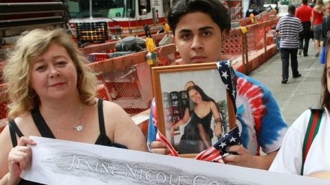 Lea Lanteri (Izq.), Darin Díaz y Jennifer Díaz recuerdan a Jenine N. González quien trabajaba en el piso 104 de la Torre Norte.