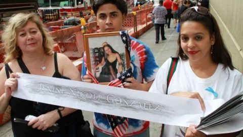 Lea Lanteri (Izq.), Darin Díaz y Jennifer Díaz recuerdan a Jenine N. González quien trabajaba en el piso 104 de la Torre Norte.