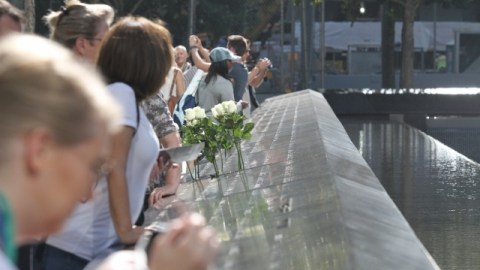 Rosas blancas fueron depositadas en el Memorial del 9/11, en la víspera del 13 aniversario de los atentados terroristas.