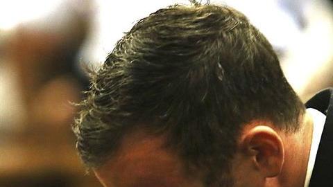 El atleta Oscar Pistorius llora durante el juicio.