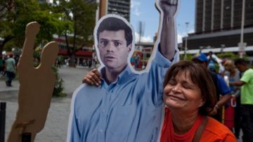 Manifestantes apoyan en Caracas al líder opositor Leopoldo López quien continúa detenido desde  hace seis meses.
