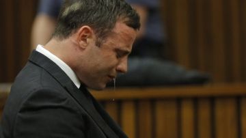 Oscar Pistorius llora  en el Tribunal de Pretoria donde se le juzga por matar a su novia.
