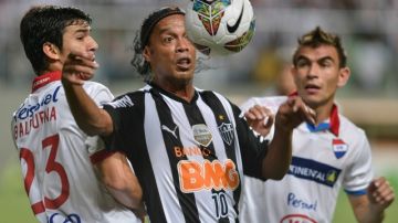 Ronaldinho (c) en un partido del Atlético Mineiro en la pasada Copa Libertadores.