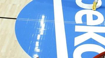 El francés Pietrus pelea un rebote con dos jugadores lituanos.