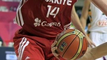 A Pocius le falta un dedo en la mano izquierda.