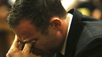 Oscar Pistorius reacciona tras escuchar el veredicto.