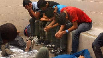 Niños  que han cruzado ilegalmente la frontera están detenidos en una estación de la Patrulla Fronteriza de McAllen, Texas.