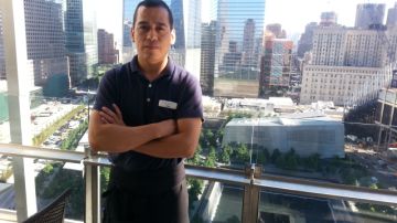 El mexicano Jorge Parra trabaja como mesero en el restaurante del Hotel World Center, ubicado en el piso 20.