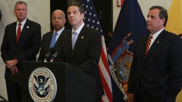 El gobernador de Nueva York Andrew Cuomo (en el podio) el de Nueva Jersey Chris Christie (der.), el secretario de Seguridad Nacional Jeh Johnson y el alcalde de Nueva York Bill de Blasio (izq.), durante el anuncio.