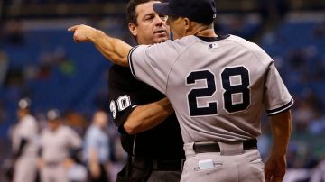 El manager de los Yankees, Joe Girardi, quien apunta enfurecido hacia el pitcher de los Rays, Steven Geltz, es detenido por el umpire Steve Drake, tras un pelotazo a Derek Jeter.
