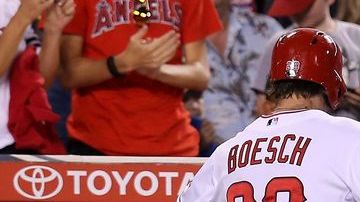 Brennan Boesch #28 de Los Angels es felicitado por Mike Trout #27 tras conectar un vuelacercas solitario en la quinta entrada.