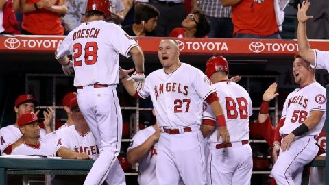 Brennan Boesch #28 de Los Angels es felicitado por Mike Trout #27 tras conectar un vuelacercas solitario en la quinta entrada.